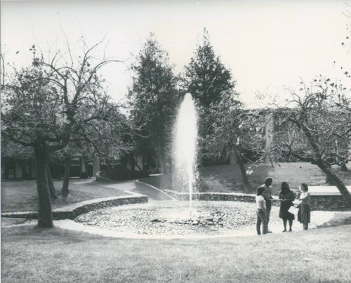 Fountain on Pellissier Mall, Pitzer College