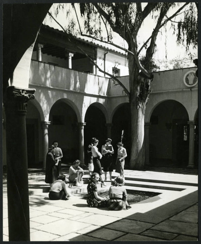 Students in Eucalyptus Court, Scripps College