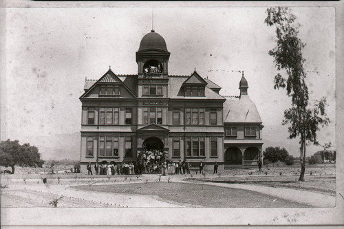 Students in front of Holmes Hall, Pomona College