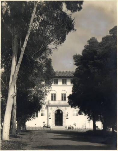 Tenth Street entrance to Sycamore Court of Balch Hall, Scripps College