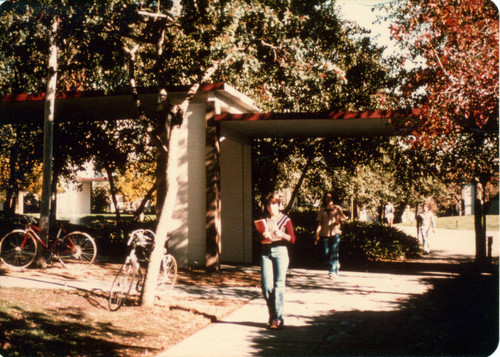 Students walking on campus, Pitzer College