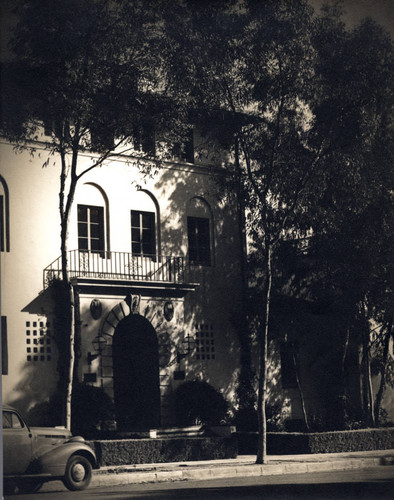 Tenth Street entrance to Sycamore Court of Balch Hall, Scripps College