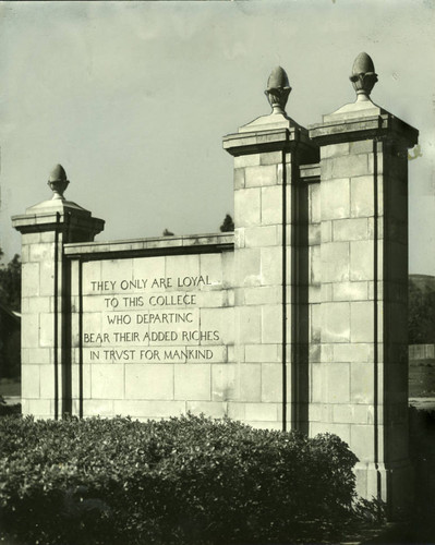 Pomona College gates, inscription, Pomona College