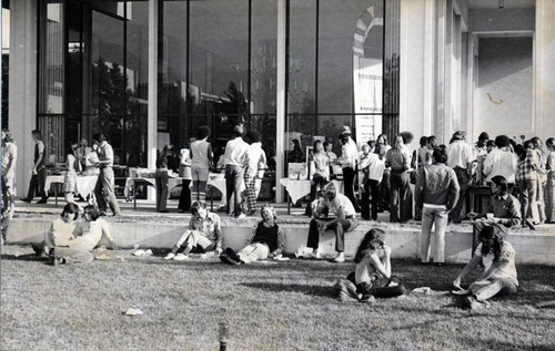 Students in front of McConnell Center, Pitzer College