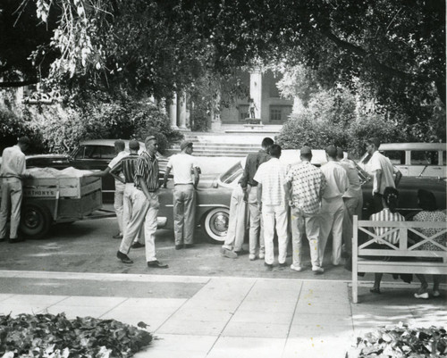 Moving into student housing, Pomona College