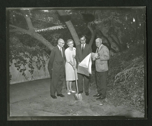 Dorothy Drake and three men at the Dedication of Drake Wing celebration, Scripps College