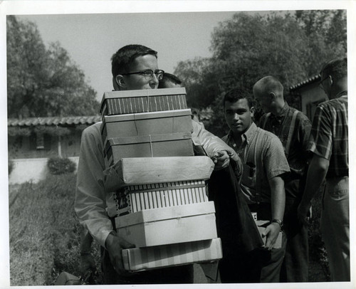 Students moving in, Harvey Mudd College