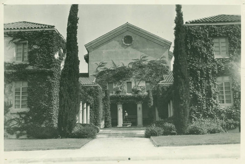 Lebus Courtyard and statue, Pomona College