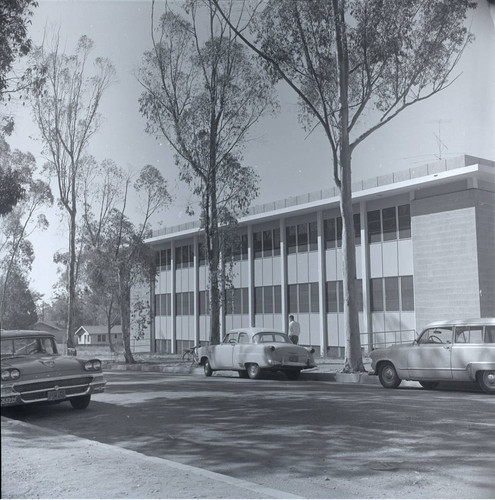 Jacobs Science Center with cars, Harvey Mudd College