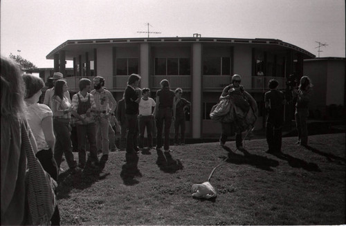 Students on Pellissier Mall, Pitzer College