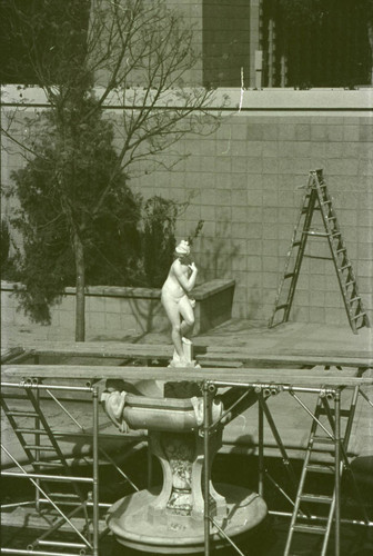 Venus statue installation, Harvey Mudd College