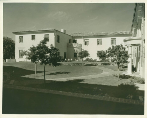 Mudd/Blaisdell Hall patio and garden, Pomona College