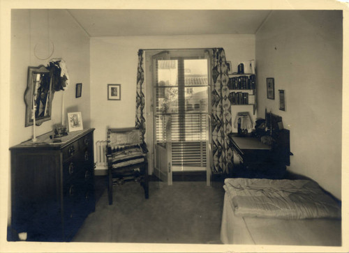 Toll Hall student dormitory room