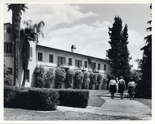 Students walk to Dorsey Hall, Scripps College