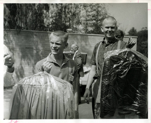 Students moving in, Harvey Mudd College