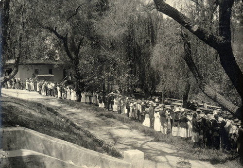 Pomona College students at a picnic