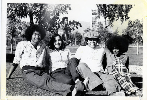 Students posing on Pellissier Mall, Pitzer College