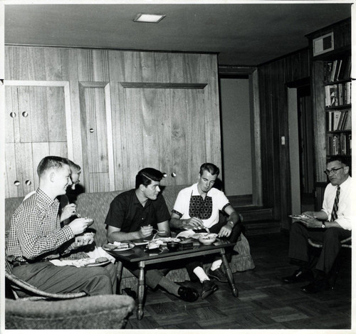 Eating together, Harvey Mudd College