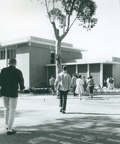 Jacobs Science Center with students, Harvey Mudd College