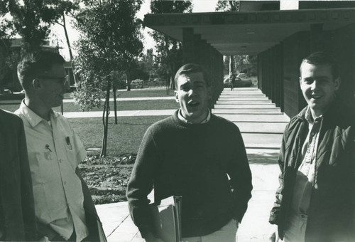 Students in front of Thomas-Garrett Hall, Harvey Mudd College