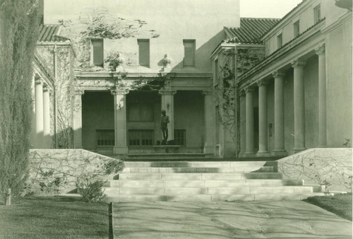 Lebus Courtyard and statue, Pomona College