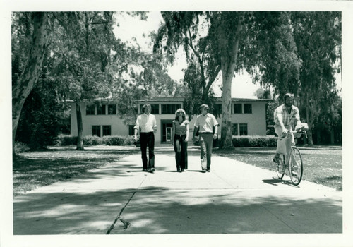 Students in front of Pitzer Hall, Claremont McKenna College