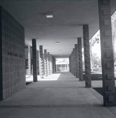 Kingston Hall covered walkway, Harvey Mudd College