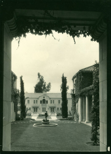 Lebus Courtyard and statue, Pomona College