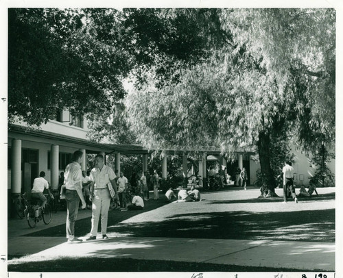 Students at Pitzer Hall, Claremont McKenna College