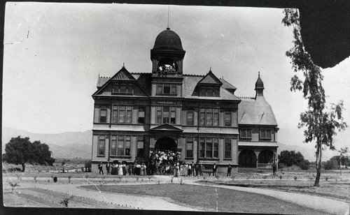 Students in front of Holmes Hall, Pomona College