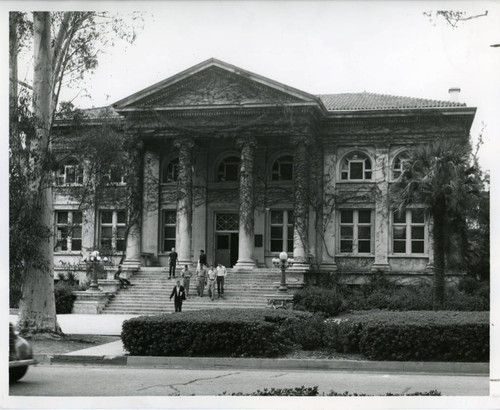 Carnegie Building and students, Pomona College