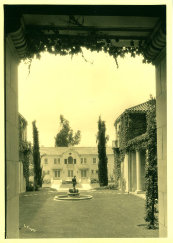 Lebus Courtyard and statue, Pomona College