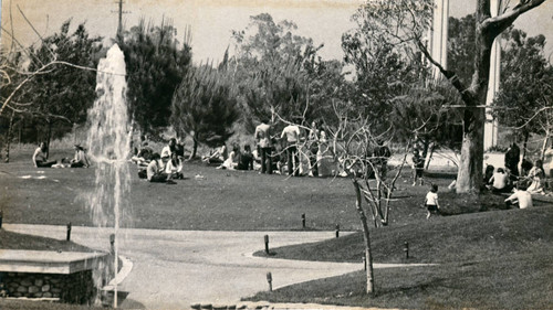 Students on Pellissier Mall, Pitzer College