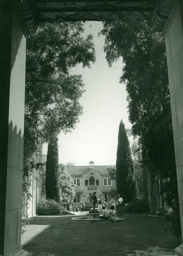 Lebus Courtyard with students, Pomona College