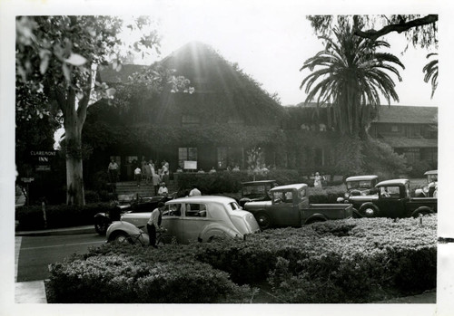 Claremont Inn and cars, Pomona College