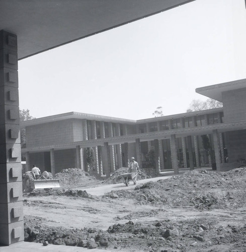 Kingston Hall courtyard Construction, Harvey Mudd College