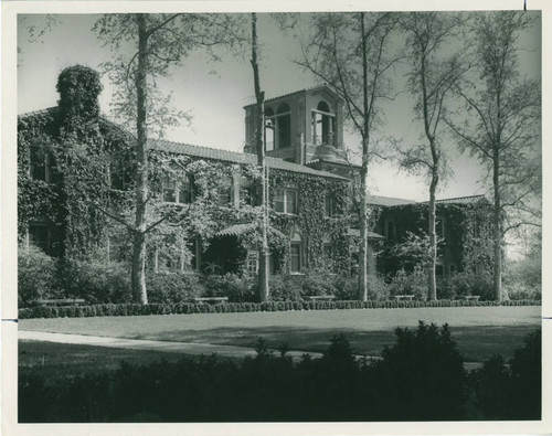 Sumner Hall and Memorial Court, Pomona College