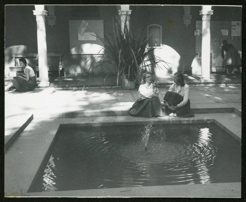 Students in Eucalyptus Court, Scripps College