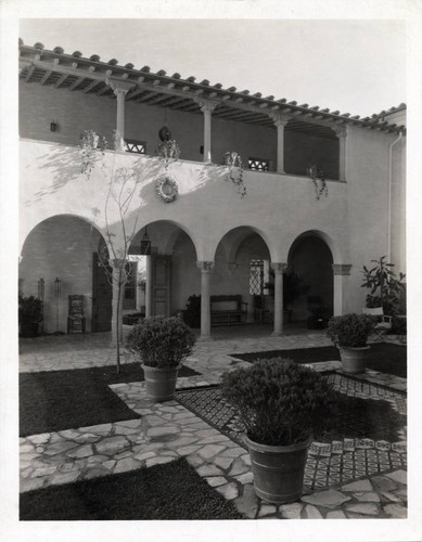 Toll Hall and Star Court, Scripps College