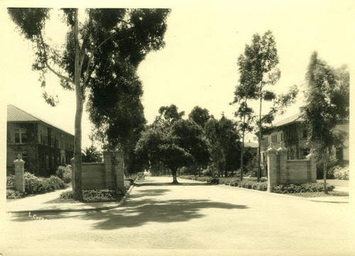 Pomona College gates, wide view, Pomona College