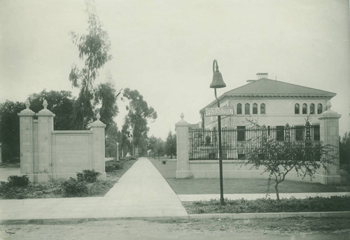 Pearsons Hall and college gates, Pomona College