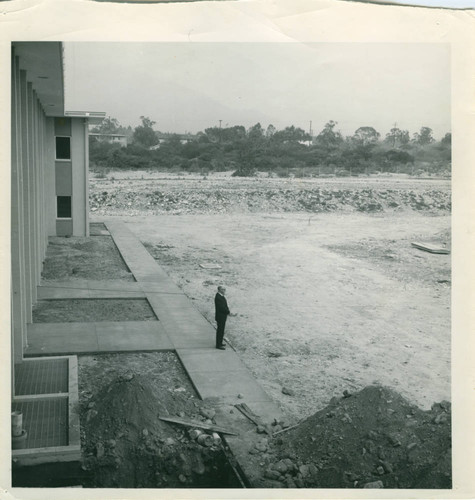 President Atherton in front of Scott Hall, Pitzer College