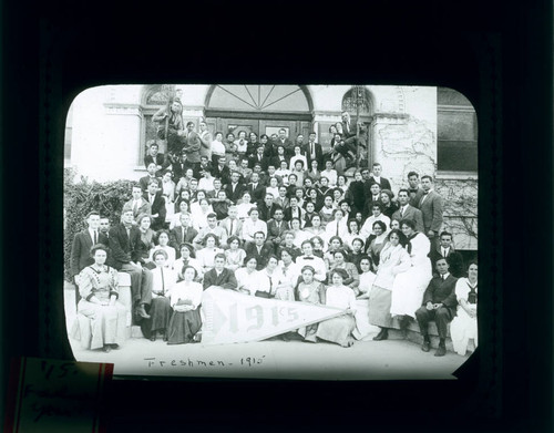 Pomona College class of 1915 on steps of Pearsons Hall