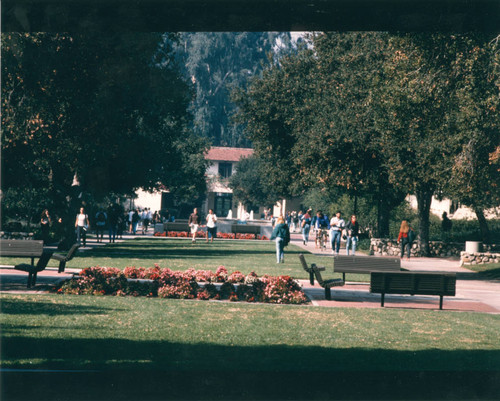 Students walking, Claremont McKenna College