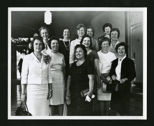 Scripps alumnae class of 1940 smiling together in Margaret Fowler garden, Scripps College