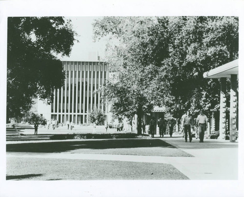 Sprague Library and Harvey Mudd College campus