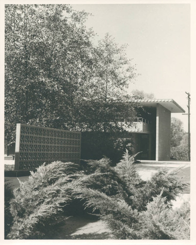 West Hall courtyard, Harvey Mudd College