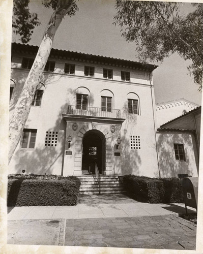 Tenth Street entrance to Sycamore Court of Balch Hall, Scripps College