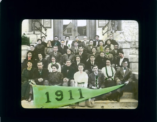 Pomona College class of 1911 on steps of Pearsons Hall