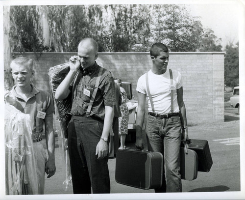 Students moving in, Harvey Mudd College